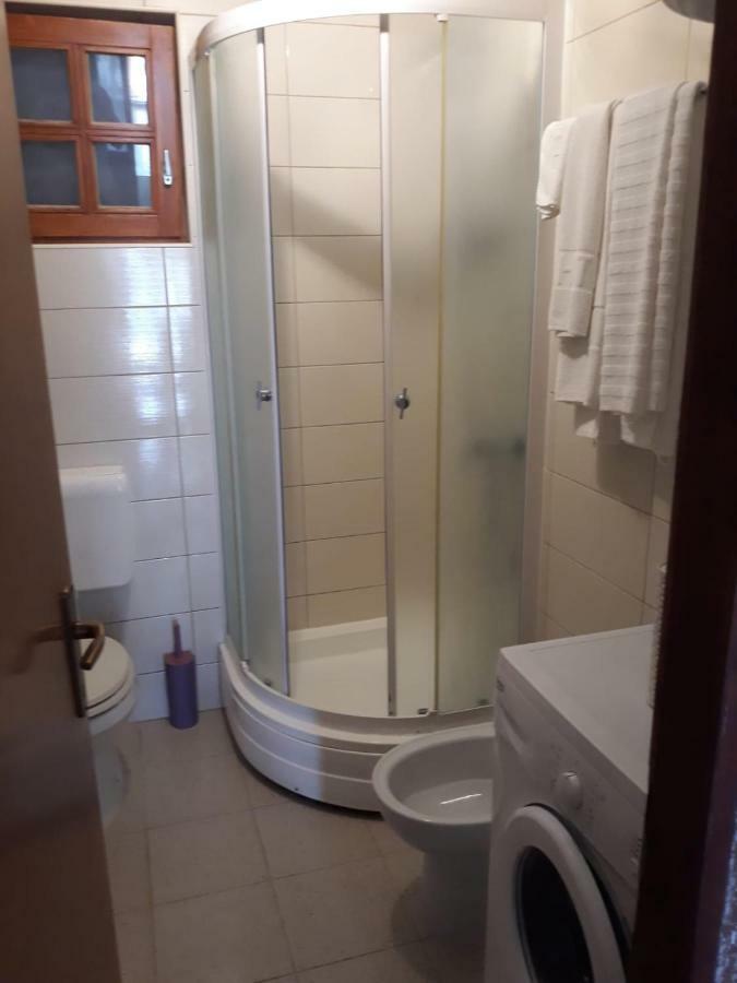 Apartman Grospic 2 Cesarica Buitenkant foto